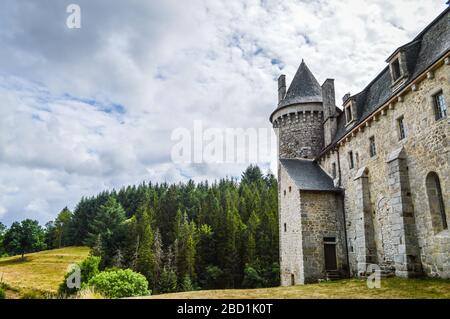 Vue sur le monastère fortifié de Saint-Michel des Anges à Saint-Ange, France. Banque D'Images