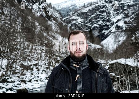 Homme contre la rivière qui coule de la cascade de Stalheimsfossen dans la vallée de Naeroydalen, Norvège Banque D'Images