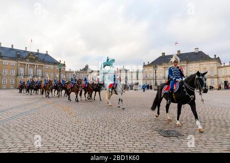 Gardes à cheval, changement de la Garde, Palais d'Amalienborg, Copenhague, Danemark, Scandinavie, Europe Banque D'Images