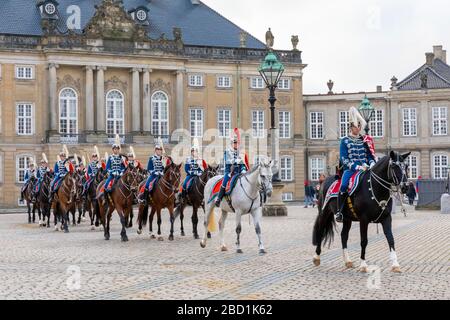 Gardes à cheval, changement de la Garde, Palais d'Amalienborg, Copenhague, Danemark, Scandinavie, Europe Banque D'Images