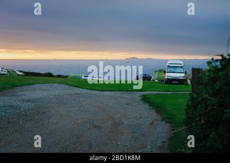 Martin's Haven, Pays de Galles - le 30 juin 2017 : vue du West Hook Farm Camping avec la baie de Saint-Brides en arrière-plan au coucher du soleil - Pembrokeshire Royaume-Uni Banque D'Images