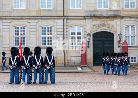 Le Royal Guards Music Band, Amalienborg Palace, Copenhague, Danemark, Scandinavie, Europe Banque D'Images