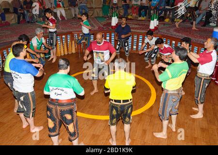 Koshti, cours traditionnel de formation rituelle pour guerriers dans le Yazd Zourkhaneh, gymnase ou Maison de force, Yazd, Iran, Moyen-Orient Banque D'Images