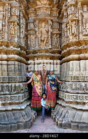 Famille posant pour la photographie au temple du Soleil de Modhéra, orné d'une sculpture, construit en 1026, Modhéra, Mehsana, Gujarat, Inde, Asie Banque D'Images