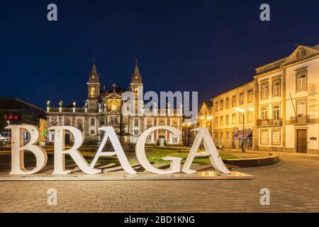 Place Carlos Amarante la nuit avec illuminée église Sao Marcos du XVIIIe siècle, Braga, Minho, Portugal, Europe Banque D'Images