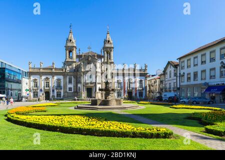 La place Carlos Amarante avec l'église Sao Marcos du XVIIIe siècle et l'ancien hôpital transformé en un hôtel, Braga, Minho, Portugal, Europe Banque D'Images