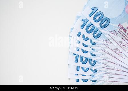 Bande de 100 billets de Lira (TRY) turcs isolés sur fond blanc. Croissance de l'argent et concept d'accumulation de dépôts. Banque D'Images