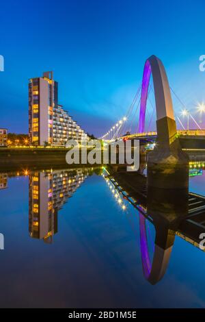 Clyde Arc (pont Squinty) au coucher du soleil, rivière Clyde, Glasgow, Écosse, Royaume-Uni, Europe Banque D'Images