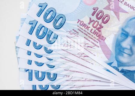 Bande de 100 billets de Lira (TRY) turcs isolés sur fond blanc. Croissance de l'argent et concept d'accumulation de dépôts. Banque D'Images