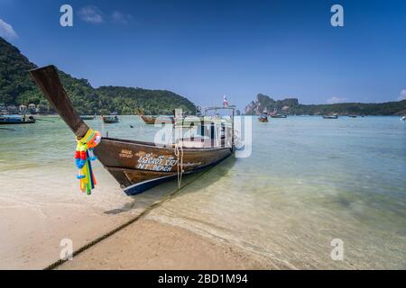 Maya Bay avec des bateaux à longue queue, Phi Phi Lay, province de Krabi, Thaïlande, Asie du Sud, Asie Banque D'Images