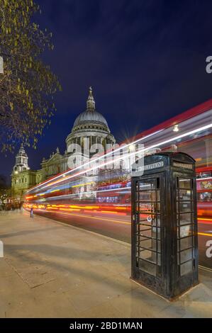 Cathédrale Saint-Paul au crépuscule avec sentiers légers, Londres, Angleterre, Royaume-Uni, Europe Banque D'Images