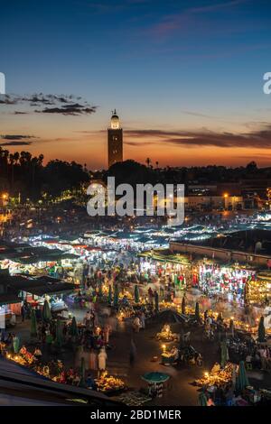 Vue sur la Djemaa el Fna au crépuscule montrant des étals de nourriture et des foules de personnes, Marrakech, Maroc, Afrique du Nord, Afrique Banque D'Images