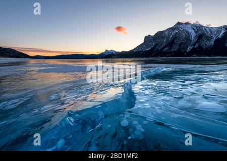 Formations de glace avec le Mont Michener et le pic Kista en arrière-plan au lever du soleil, le lac Abraham, les plaines Kootenay, l'Alberta, les Rocheuses canadiennes, Canada Banque D'Images