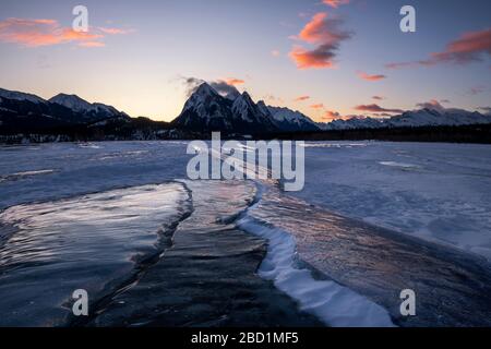 Hiver au lac Abraham à Preacher's point, Kootenay Plains, Alberta, Canadian Rockies, Canada, Amérique du Nord Banque D'Images