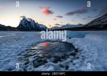 Lever du soleil hivernal au lac Abraham à Preacher's point, Kootenay Plains, Alberta, Canadian Rockies, Canada, Amérique du Nord Banque D'Images