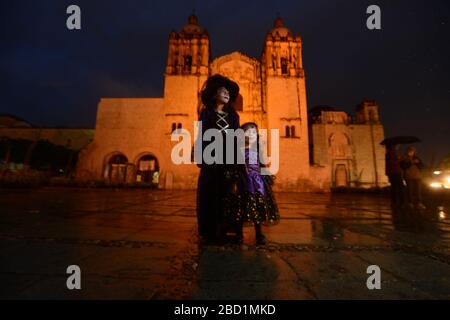 Personnes participant à des comparasas (danses de rue) pendant la célébration de la Journée des morts, Oaxaca City, Oaxaca, Mexique, Amérique du Nord Banque D'Images