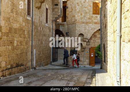 Batroun, Liban - 15 octobre 2017 : vue sur les rues et les bâtiments résidentiels en pierre de la vieille ville. Banque D'Images