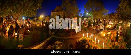 Vue panoramique du cimetière d'Atzompa pendant la célébration de la Journée des morts, d'Atzompa, d'Oaxaca, du Mexique, d'Amérique du Nord Banque D'Images