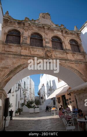 Une arche de style baroque dans le Centro Storico de la cité médiévale d'Ostuni, Pouilles, Italie, Europe Banque D'Images