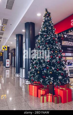 Nur-Sultan, Kazakhstan, 04 janvier 2020: décoration d'arbre de noël et de boîtes cadeaux à l'aéroport de Nur Sultan Banque D'Images