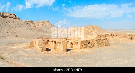 Ruines de bâtiments rituels devant la Tour de silence de Dakhmeh Zoroastrian, Yazd, Iran, Moyen-Orient Banque D'Images