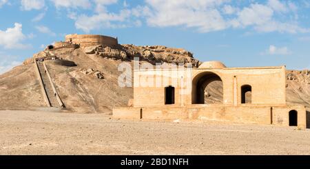 Ruines de bâtiments rituels près de Dakhmeh Zoroastrian Tower of Silence, Yazd, Iran, Moyen-Orient Banque D'Images