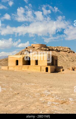 Ruines de bâtiments rituels devant la Tour de silence de Dakhmeh Zoroastrian, Yazd, Iran, Moyen-Orient Banque D'Images