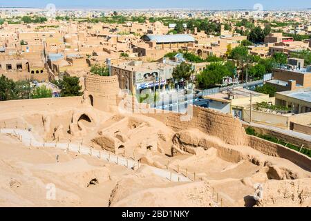 Remparts de Narin Qaleh (Narin Ghaleh) et ville vue de la forteresse de Moybod en brique de boue, Meybod, province de Yazd, Iran, Moyen-Orient Banque D'Images