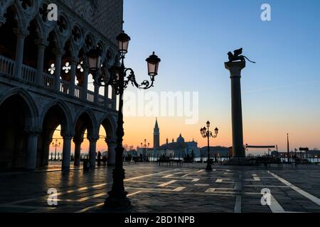 Heure bleue, avant le lever du soleil en hiver, Palais des Doges, Piazzetta San Marco, Venise, site classé au patrimoine mondial de l'UNESCO, Vénétie, Italie, Europe Banque D'Images