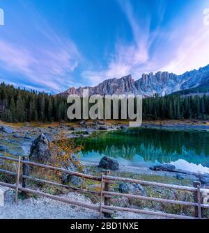 Ciel spectaculaire au coucher du soleil sur le lac Carezza et les pics de Latemar en automne, Dolomites, Tyrol du Sud, Italie, Europe Banque D'Images