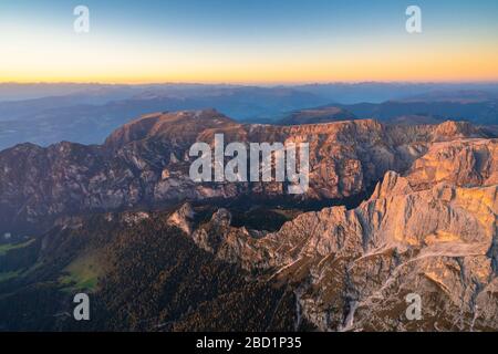 Vue aérienne du coucher du soleil sur la vallée des pneus en automne, Dolomites, Tyrol du Sud, Italie, Europe Banque D'Images