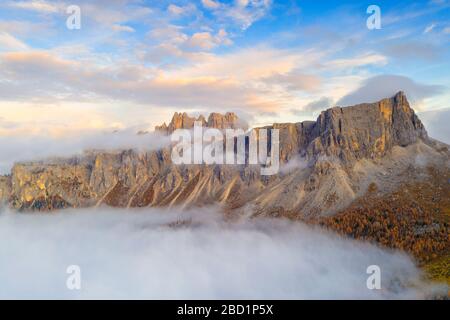 Vue aérienne par drone de brume au coucher du soleil sur Lastoi de Formin et Cima Ambrizzola en automne, Giau Pass, Dolomites, Belluno, Vénétie, Italie, Europe Banque D'Images