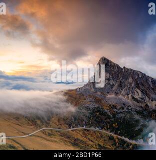 Vue aérienne par drone du ciel brumeux au coucher du soleil sur Ra Gusela et Giau Pass en automne, Dolomites, Belluno, Vénétie, Italie, Europe Banque D'Images