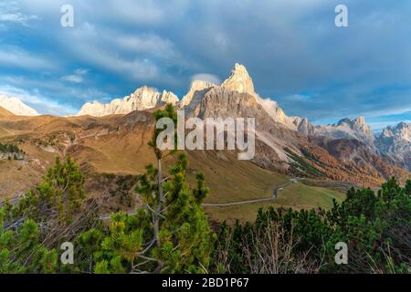 Coucher de soleil sur Rolle Pass et Cimon della Pala en automne, Pale di San Martino (groupe Pala), Dolomites, Trentin, trente, Italie, Europe Banque D'Images