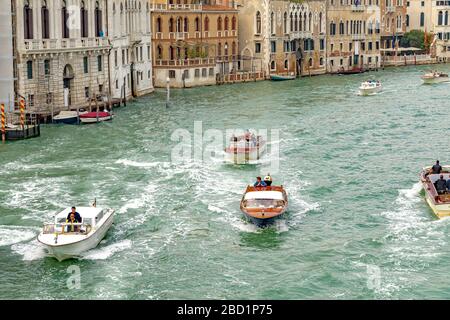 Bateaux-taxis naviguant le long du Grand Canal, Venise, Italie Banque D'Images