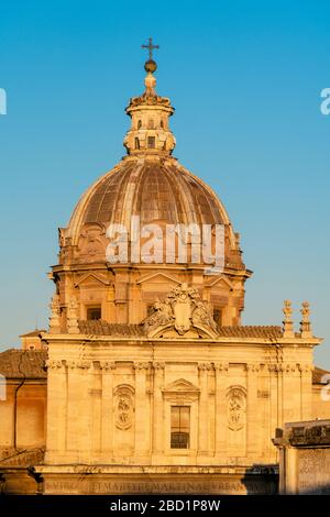 Dôme de l'église San Giuseppe dei Falegnami, Forum impérial (Fori Imperiali), Rome, Lazio, Italie Banque D'Images