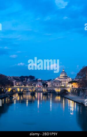 Rivière Tiber avec pont Umberto I et basilique Saint-Pierre (basilique San Pietro) en arrière-plan au crépuscule, Rome, Lazio, Italie, Europe Banque D'Images