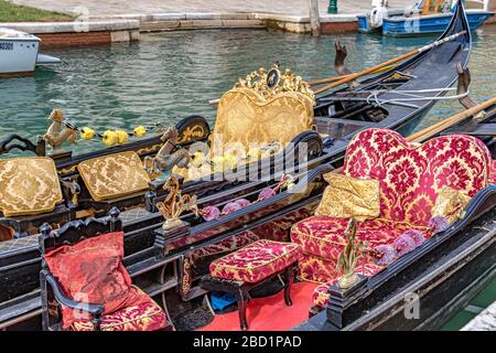 A proximité de l'intérieur d'une télécabine de Gondolas sur le Grand Canal Banque D'Images