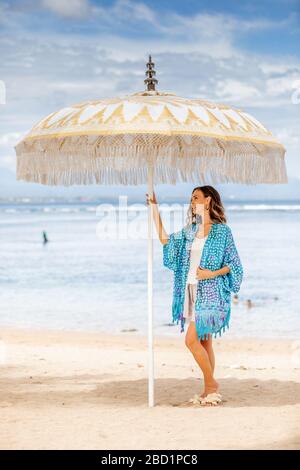 Femme à Sanur Beach, Bali, Indonésie, Asie du Sud-est, Asie Banque D'Images