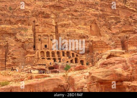 Tombe du soldat romain (tombe d'Urn) située sur le côté de la montagne connue sous le nom d'al-Khubta, au-dessus de Wadi Musa, Petra, UNESCO, Jordanie, Moyen-Orient Banque D'Images