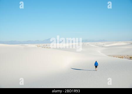 Un homme explorant le vaste paysage du parc national de White Sands, Nouveau-Mexique, États-Unis d'Amérique, Amérique du Nord Banque D'Images
