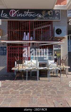 Meubles de terrasse de restaurant empilés le long du front de mer à Playa San Juan, Tenerife, îles Canaries, Espagne Banque D'Images