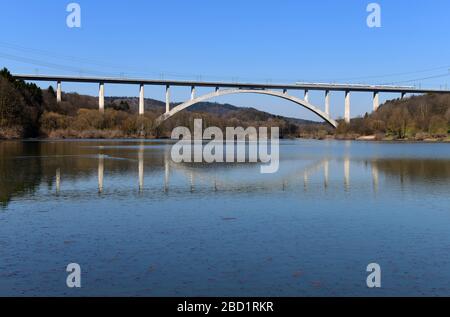06 avril 2020, Thuringe, Grümpen: Un train ICE traverse le viaduc de Froschgrundsee, une structure de 798 mètres de long sur la nouvelle ligne Munich-Berlin. Il a été achevé en 2011. Plus de la moitié des plus de 25 700 ponts ferroviaires en Allemagne ont été construits avant la fin de la seconde Guerre mondiale, 45 pour cent ont plus de 100 ans. Photo: Martin Schutt/dpa-Zentralbild/dpa Banque D'Images