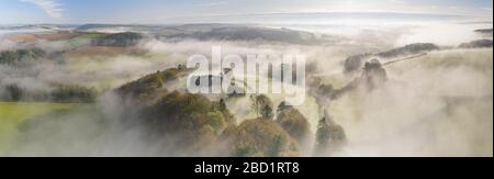 Vue aérienne par drone de brume sur le château de Restormel à Cornwall, Angleterre, Royaume-Uni, Europe Banque D'Images