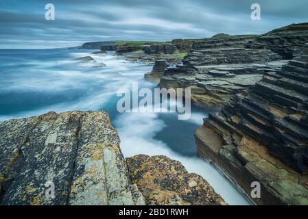 Paysage côtier spectaculaire sur la côte nord d'Orkney, Ecosse, Royaume-Uni, Europe Banque D'Images