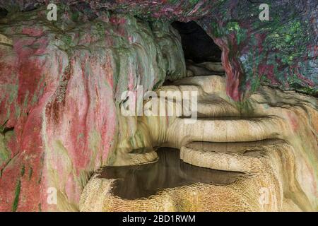 Grotte de Holywell (St. Grotte de Cuthbert) sur Holywell Beach, Cornwall, Angleterre, Royaume-Uni, Europe Banque D'Images