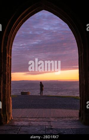 Femme regardant le soleil se lever de Glastonbury Tor, Somerset, Angleterre, Royaume-Uni, Europe Banque D'Images