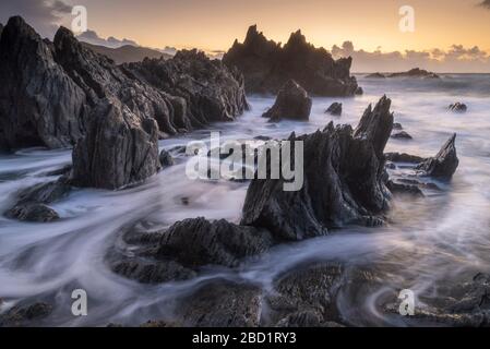 Coucher de soleil sur la côte spectaculaire du North Devon, Angleterre, Royaume-Uni, Europe Banque D'Images