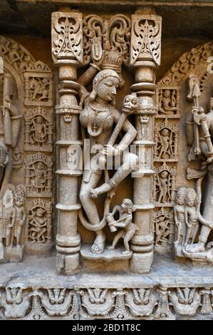 Belle sculpture murale au XIe siècle Rani ki Vav (Queen's Stepwell), construite pour Udayaamati de la dynastie Chaulukya, UNESCO, Patan, Gujarat, Inde Banque D'Images