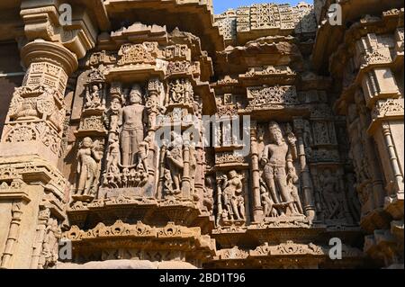 Mur du temple du Soleil de Modhéra, orné de motifs, construit en 1026 par Bhima de la dynastie Chaulukya, Modhéra, Mehsana, Gujarat, Inde, Asie Banque D'Images